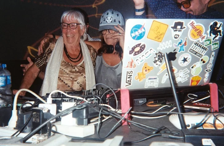 De-dj-un-rato-en-el-casamiento-de-mi-ahijada-728x473 De-dj-un-rato-en-el-casamiento-de-mi-ahijada-728x473