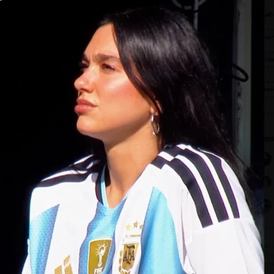 Dua Lipa dijo presente en La Bombonera para ver el Superclásico Dua Lipa dijo presente en La Bombonera para ver el Superclásico