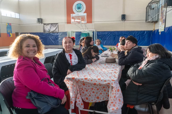  Las primeras vecinas en llegar al evento. FOTOS: LEANDRO FRANCO/ LA OPINIÓN AUSTRAL