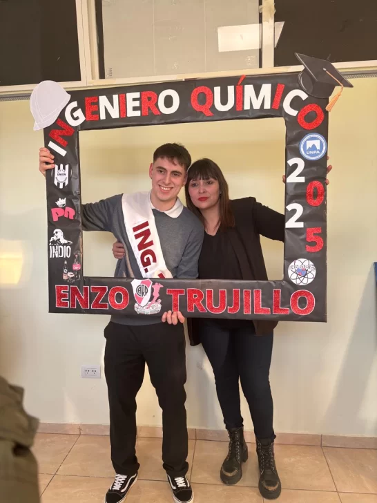  En agosto, Enzo Trujillo junto a Lorena, su mamá, celebrando.