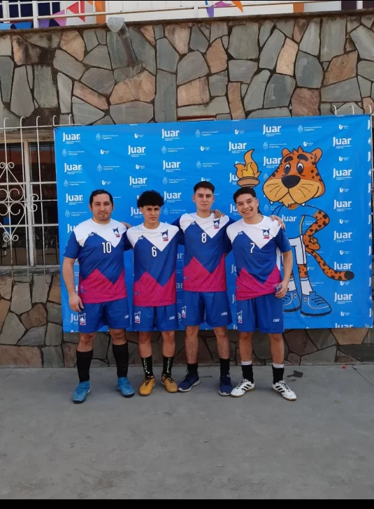 Oscar, Genaro, Enzo y Gonzalo, parte del equipo de fútbol que representó a la UNPA en los Juegos Universitarios en Entre Ríos.