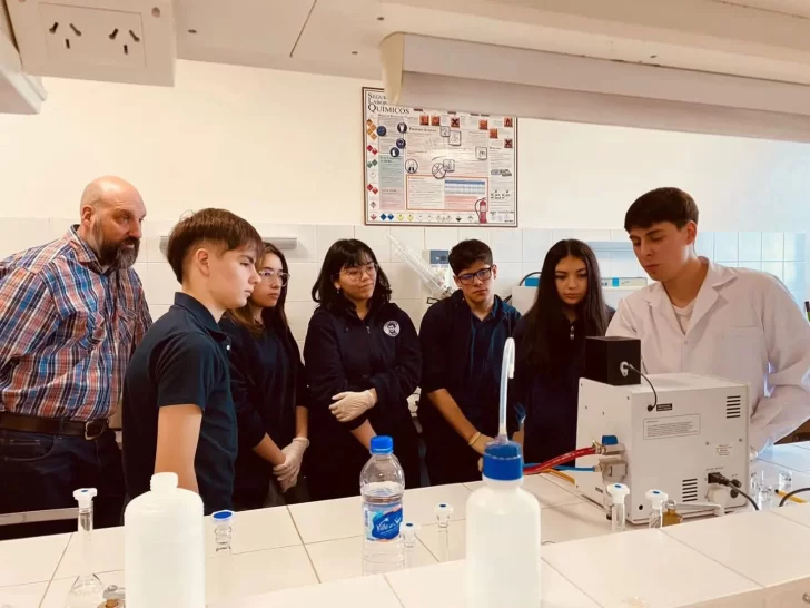  En el laboratorio, enseñándoles una actividad a los estudiantes secundarios durante unas Jornadas de Extensión.