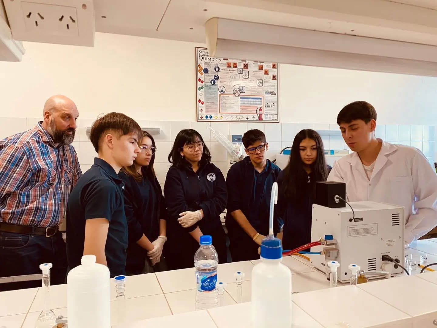  En el laboratorio, enseñándoles una actividad a los estudiantes secundarios durante unas Jornadas de Extensión.