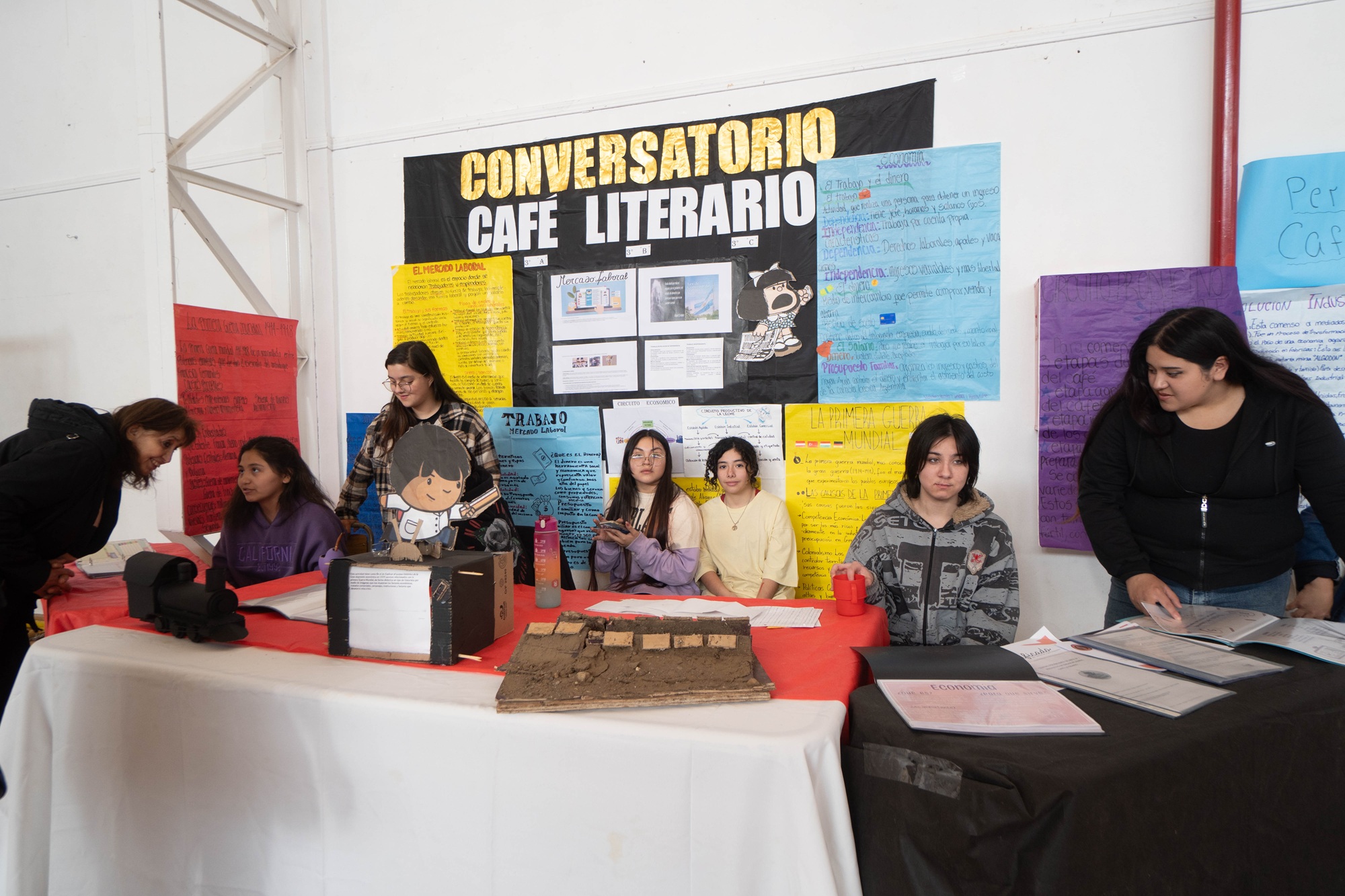  Los estudiantes participaron este jueves de la 1ra Muestra Anual de Proyectos Interdisciplinarios. FOTOS: LEANDRO FRANCO/ LA OPINIÓN AUSTRAL