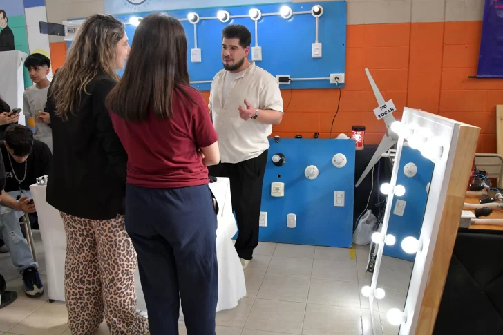  Los vecinos recorrieron los stands de la Expo Savio. Foto: José Silva/La Opinión Austral