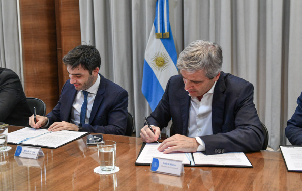  El Gobernador de Chubut, Ignacio Torres, firma el acta de entendimiento junto al ministro de Economía, Luis Caputo.