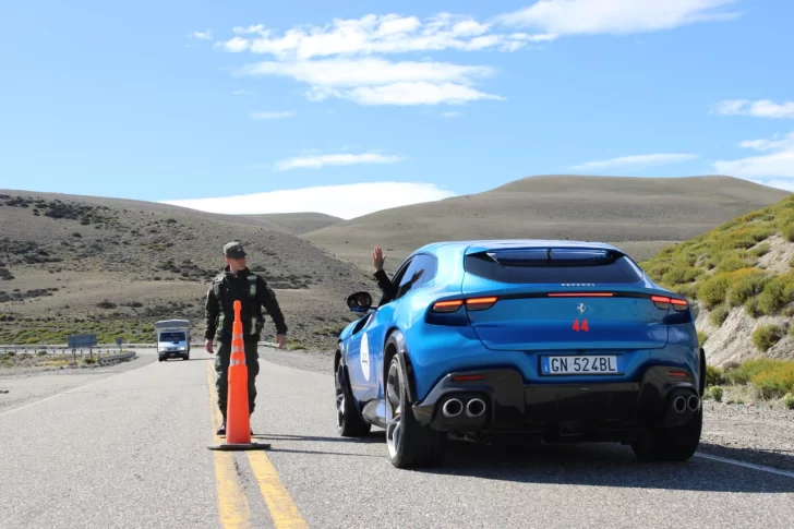  Una Ferrari en la ruta 5 rumbo a Río Gallegos es detenido por un gendarme en los controles organizados por Seguridad de la provincia de Santa Cruz.