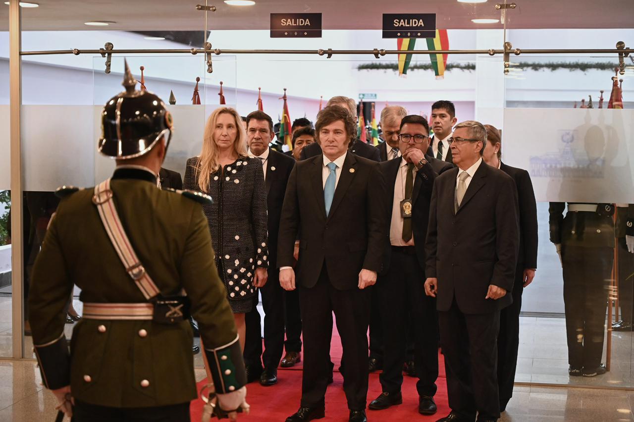 Javier Milei estuvo en Bolivia para presenciar la asunción de Rodrigo Paz Pereira