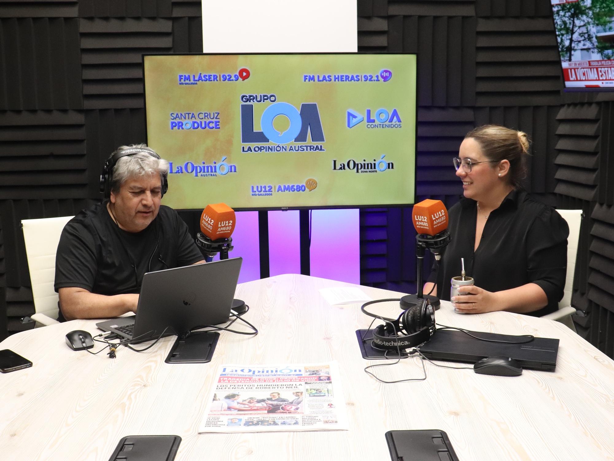  En los estudios de Radio LU12 AM680, entrevistada por el locutor Carlos Saldivia, Gisella Martínez brindó detalles de las inscripciones a UBA XXI. Foto: Juan Palacios/La Opinión Austral