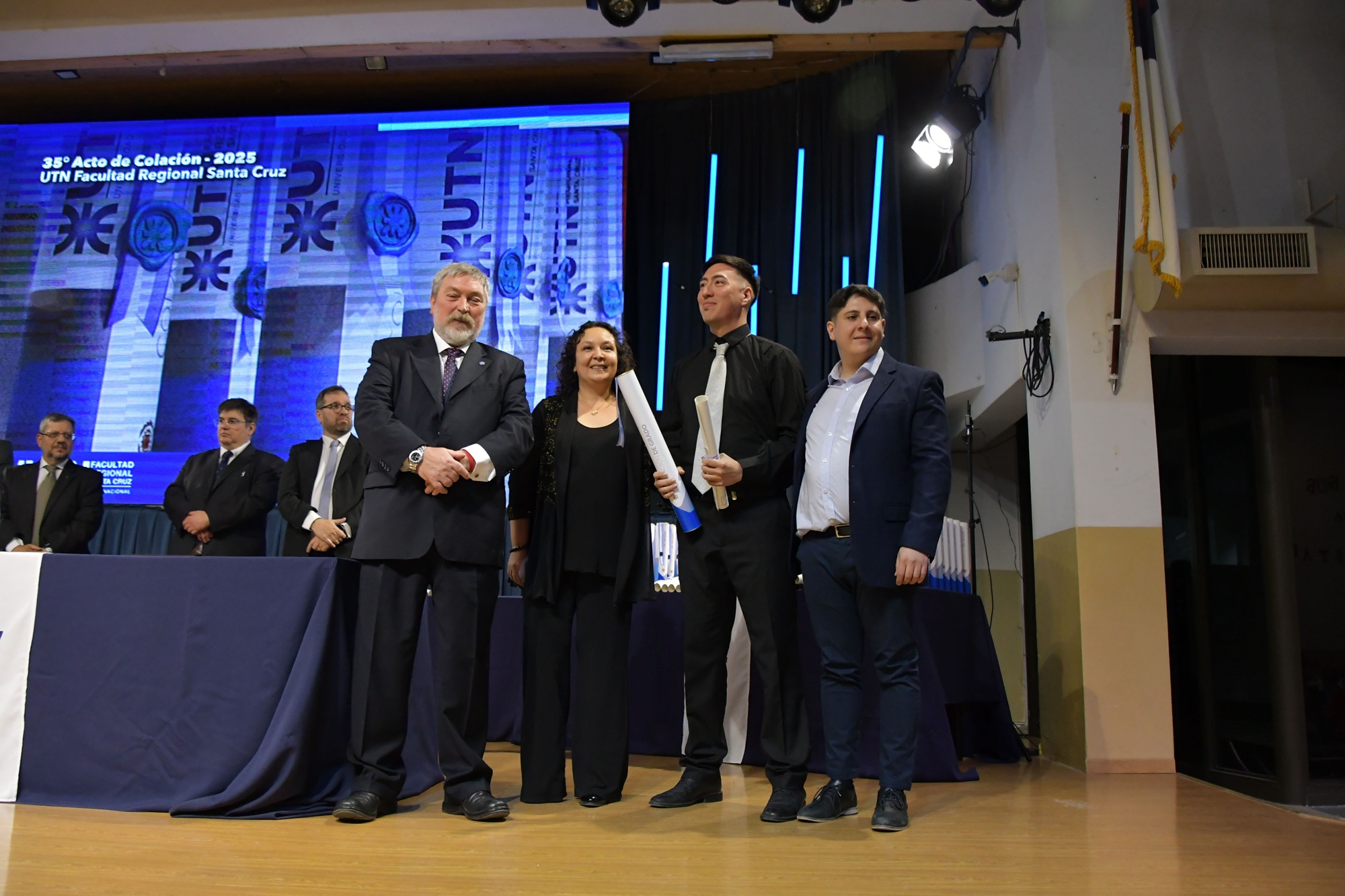  Adrián Tapia con su título de Ingeniero Industrial. Foto: José Silva/La Opinión Austral