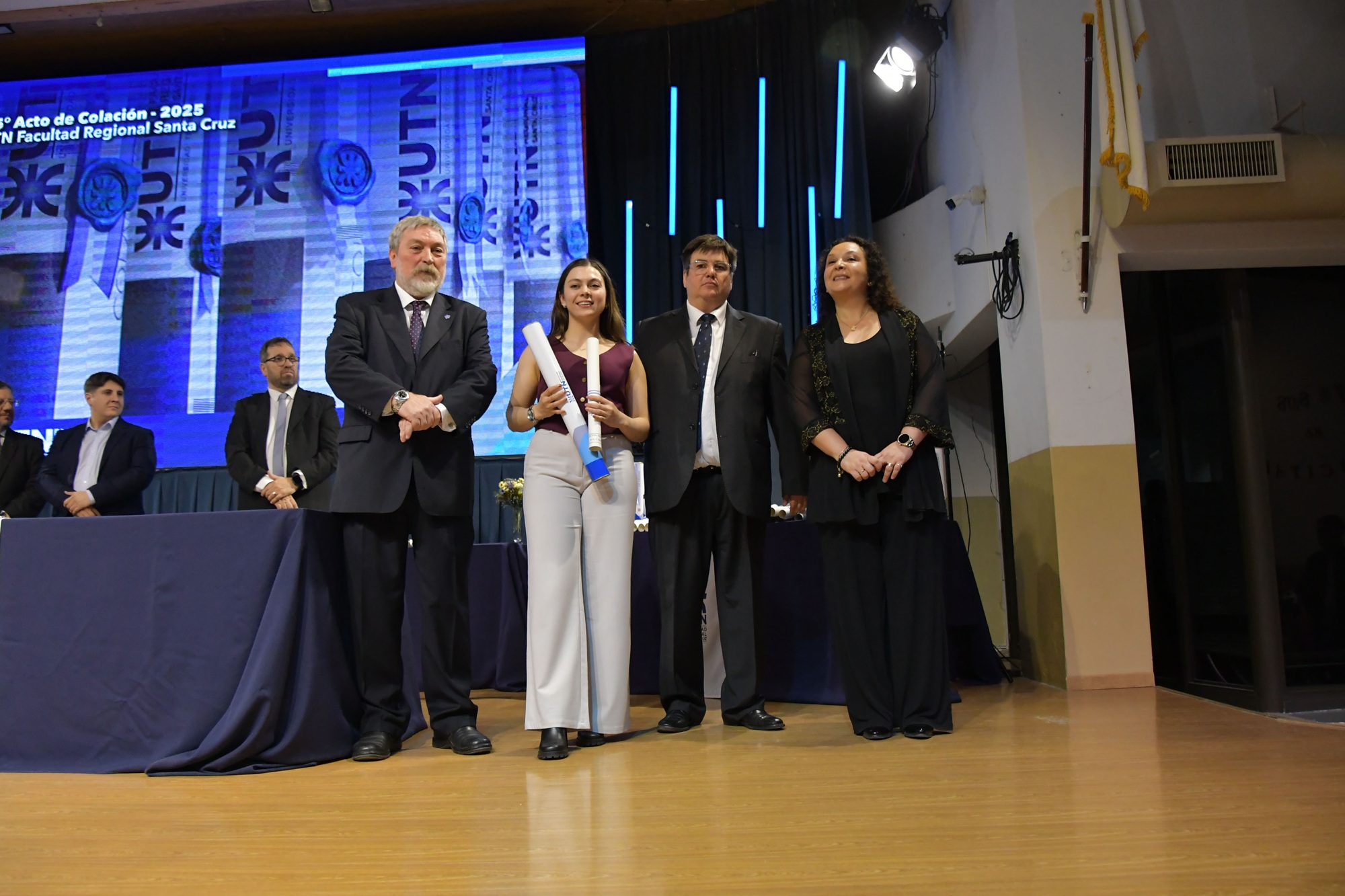  Roxana Guerrero, recibiendo su título de Ingeniera Industrial. Foto: José Silva/La Opinión Austral