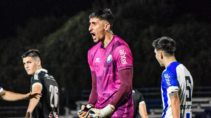 Arquero argentino metió un gol de arco a arco en el fútbol uruguayo