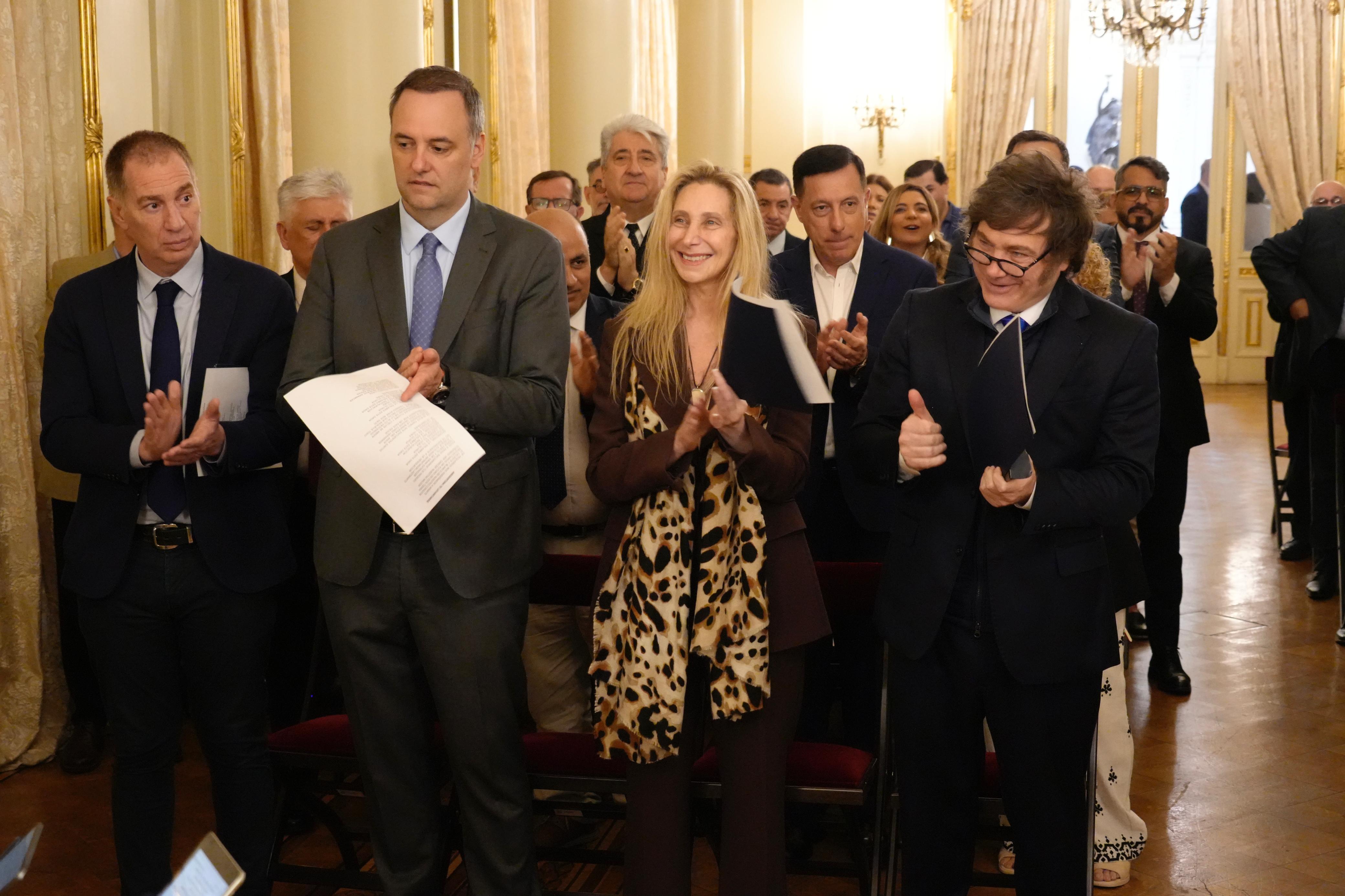  Karina Milei, y el designado jefe de Gabinete, Manuel Adorni, acompañaron a Milei en el evento de este lunes.