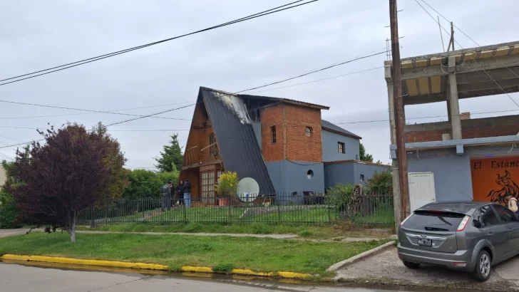  La propiedad de construcción al estilo alpina que fue afectada. FOTO: POLICÍA DE SANTA CRUZ.