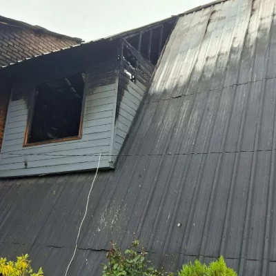 Bomberos evitaron que el fuego avance en la planta alta de una casa del tipo alpina de Los Antiguos Bomberos evitaron que el fuego avance en la planta alta de una casa del tipo alpina de Los Antiguos