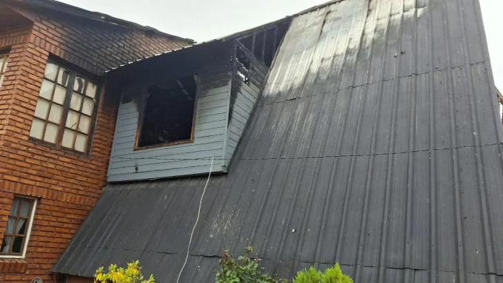 Bomberos evitaron que el fuego avance en la planta alta de una casa del tipo alpina de Los Antiguos