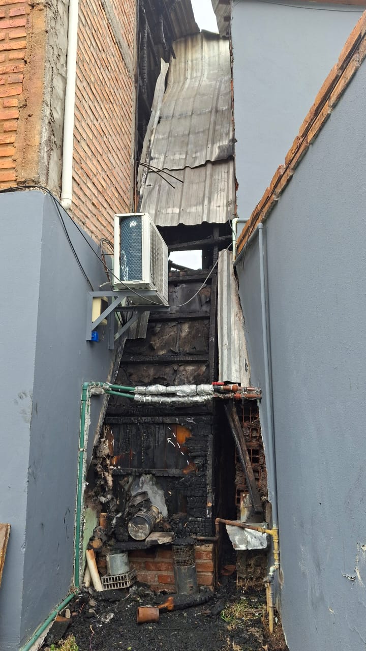  Así quedó parte de la vivienda tras el principio de incendio. FOTO: POLICÍA DE SANTA CRUZ.