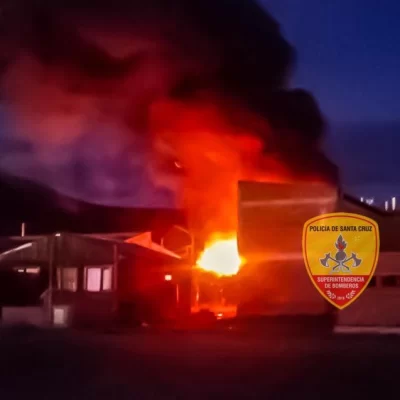 Bomberos sofocaron un importante incendio en un galpón de Piedra Buena Bomberos sofocaron un importante incendio en un galpón de Piedra Buena