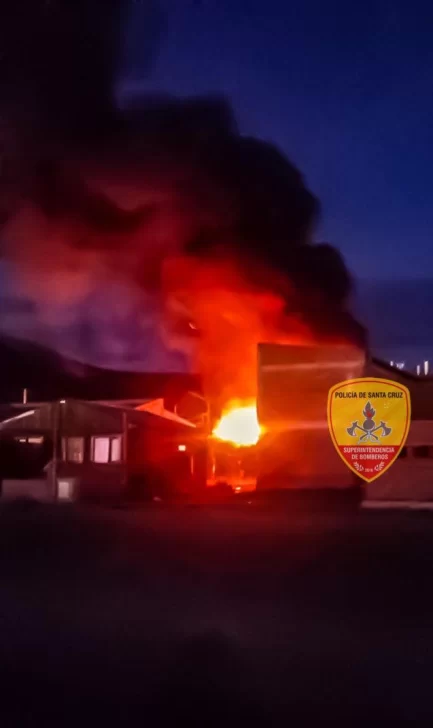 Bomberos sofocaron un importante incendio en un galpón de Piedra Buena