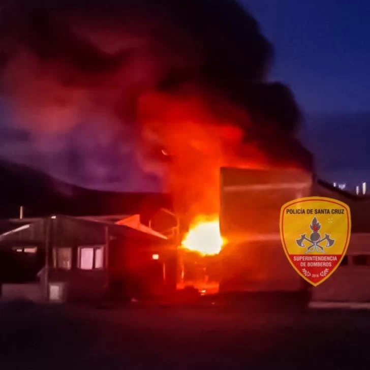 Bomberos sofocaron un importante incendio en un galpón de Piedra Buena