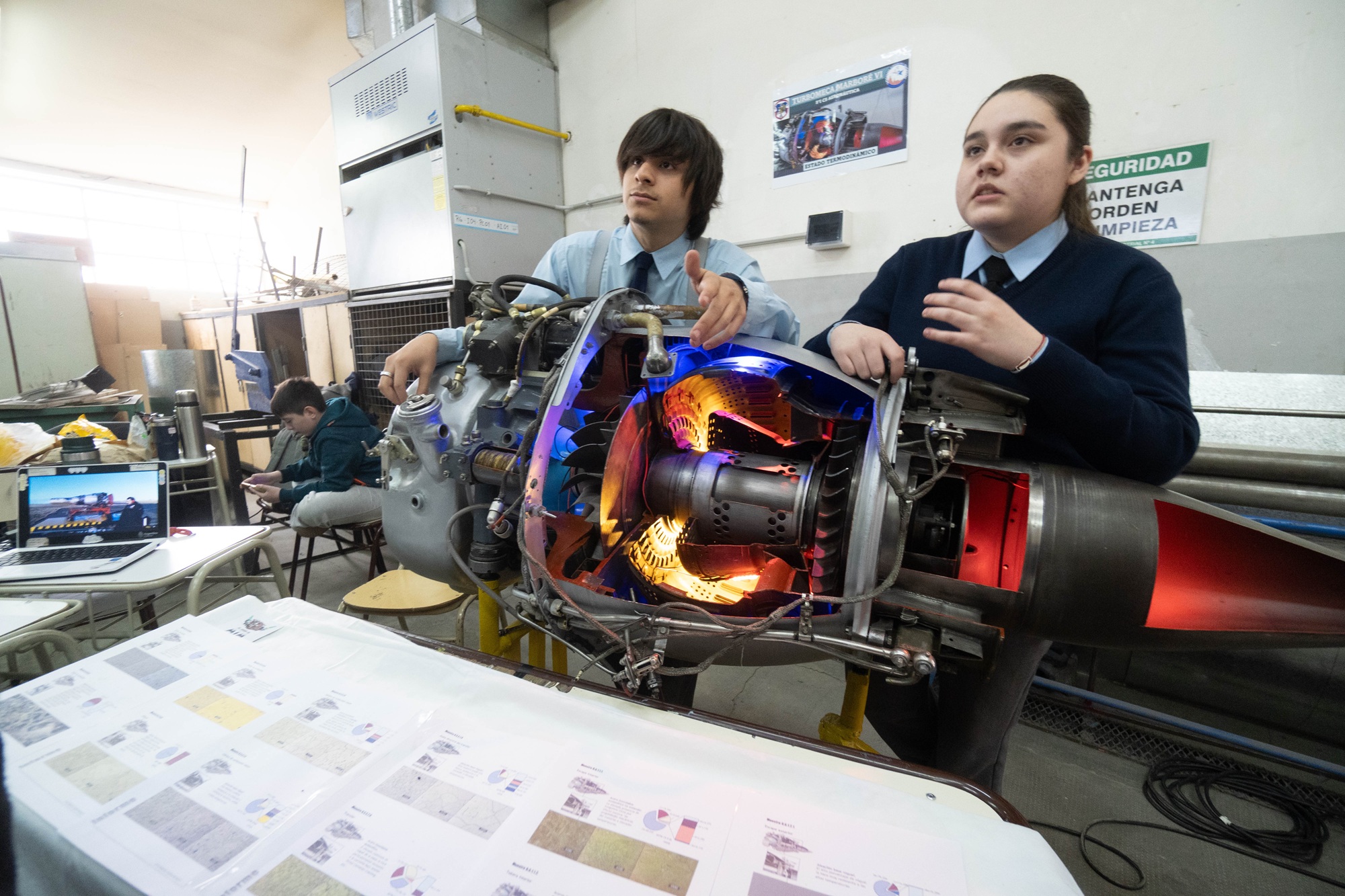  Los estudiantes del EIPE y de los Industriales N° 4 y N° 6 compartieron sus trabajos con la comunidad. FOTO: LEANDRO FRANCO/ LA OPINIÓN AUSTRAL