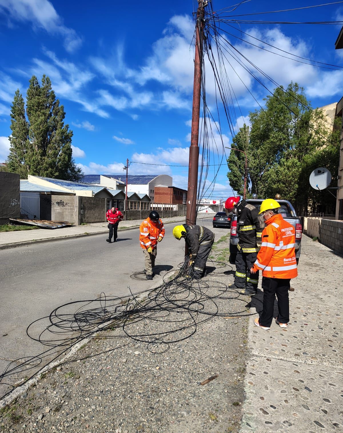  Las fuertes ráfagas provocaron la caída de cables.