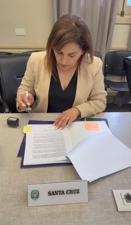 Iris-rasgido-consejo-federal-de-educacion-firma-acuerdo-tablets-nacion-425x728 Iris-rasgido-consejo-federal-de-educacion-firma-acuerdo-tablets-nacion-425x728