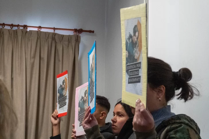  Seres queridos alzaron carteles pidiendo justicia. FOTO: LEANDRO FRANCO/ LA OPINIÓN AUSTRAL