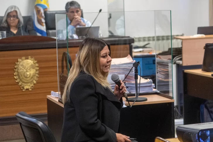  Natalia Sánchez, perito del Poder Judicial en el recinto, este martes. FOTO: LEANDRO FRANCO/ LA OPINIÓN AUSTRAL