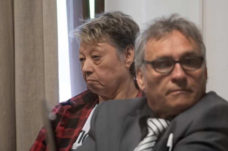  Rosa Zúñiga, madre de Franco y, delante de ella, Jorge Trevotich, su abogado. FOTO: LEANDRO FRANCO/ LA OPINIÓN AUSTRAL