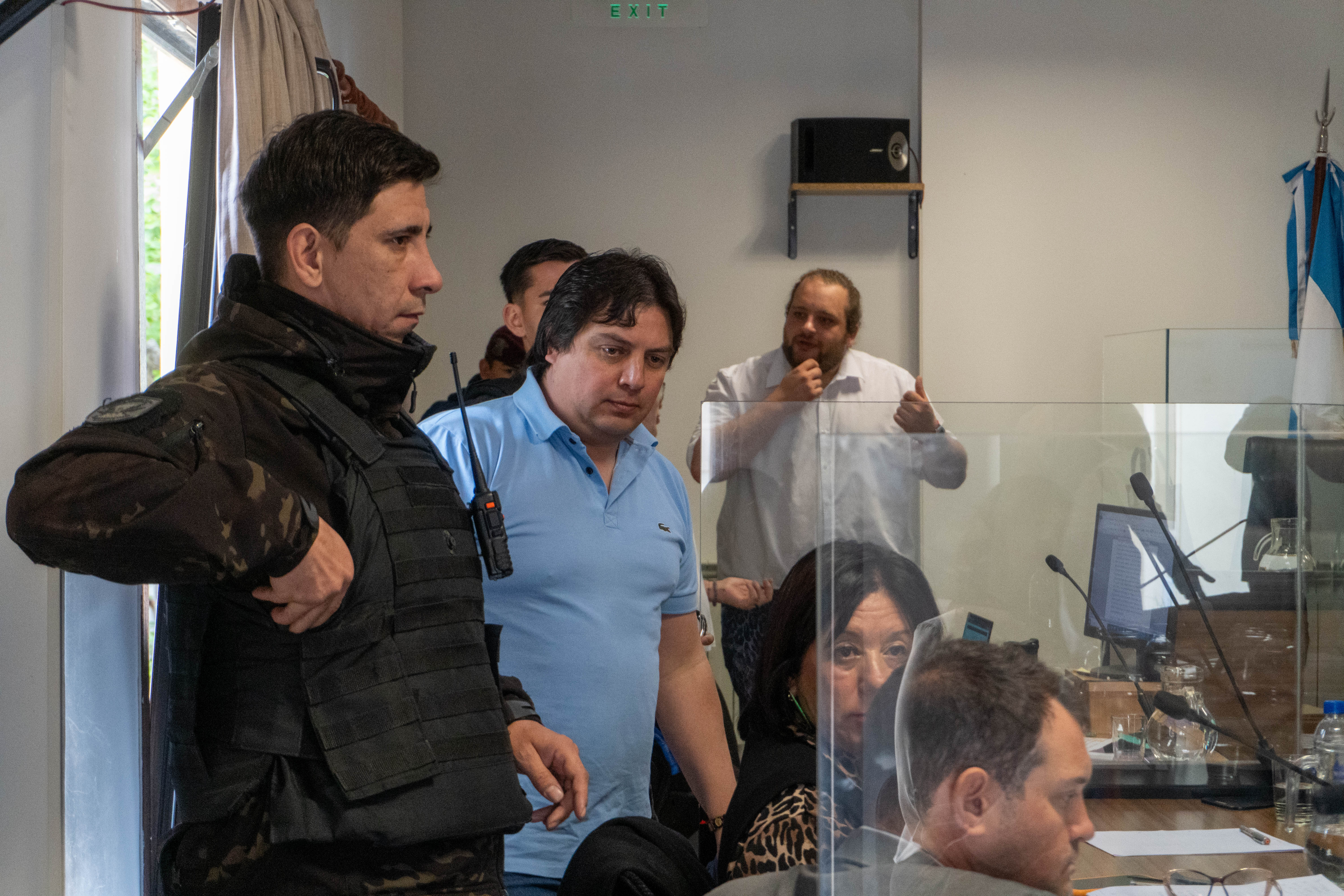  Neil sentándose junto a sus abogados. FOTOS: LEANDRO FRANCO/ LA OPINIÓN AUSTRAL