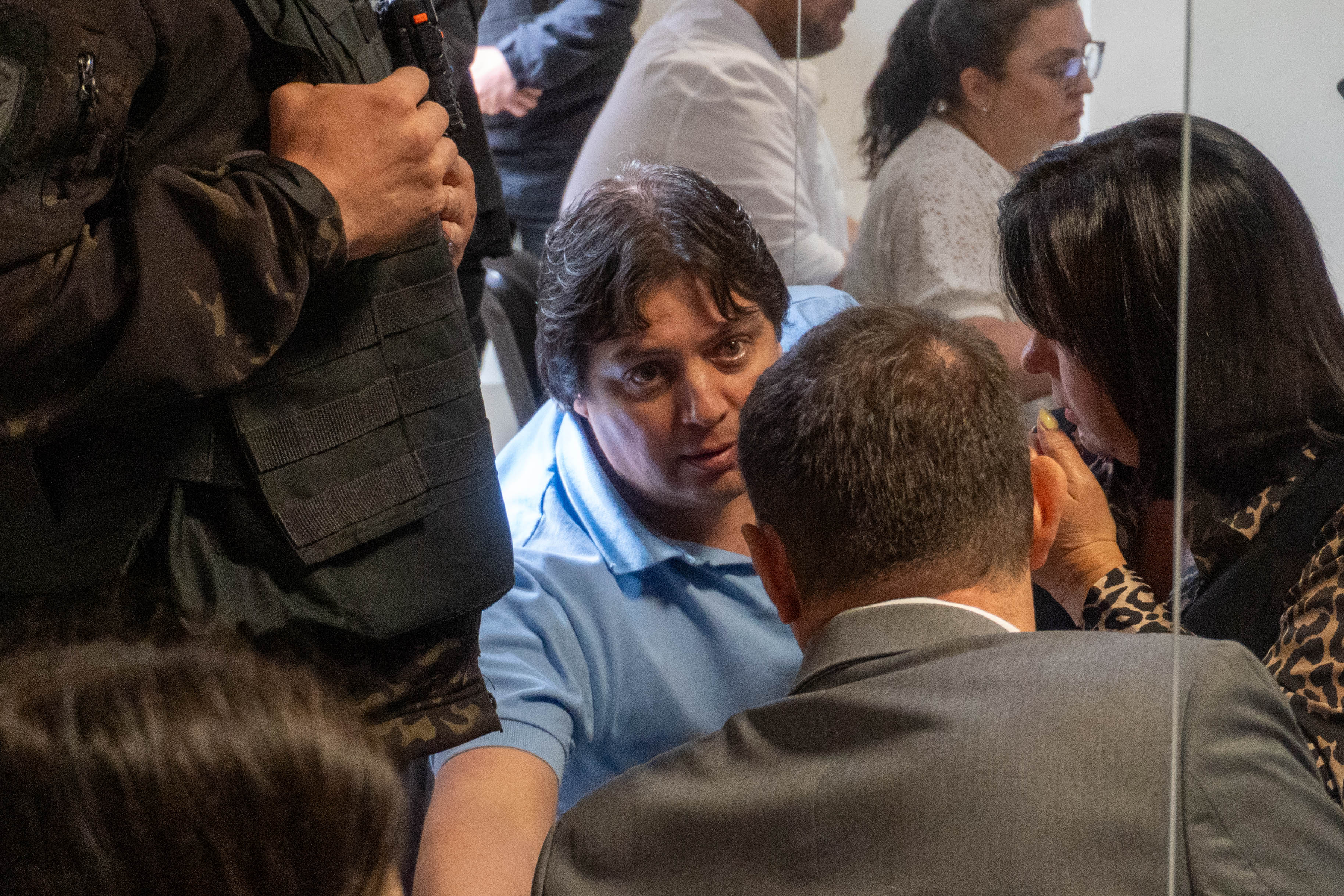  Neil, preocupado, hablando con Mariana Barbitta y Matías Gutiérrez. FOTO: LEANDRO FRANCO/ LA OPINIÓN AUSTRAL