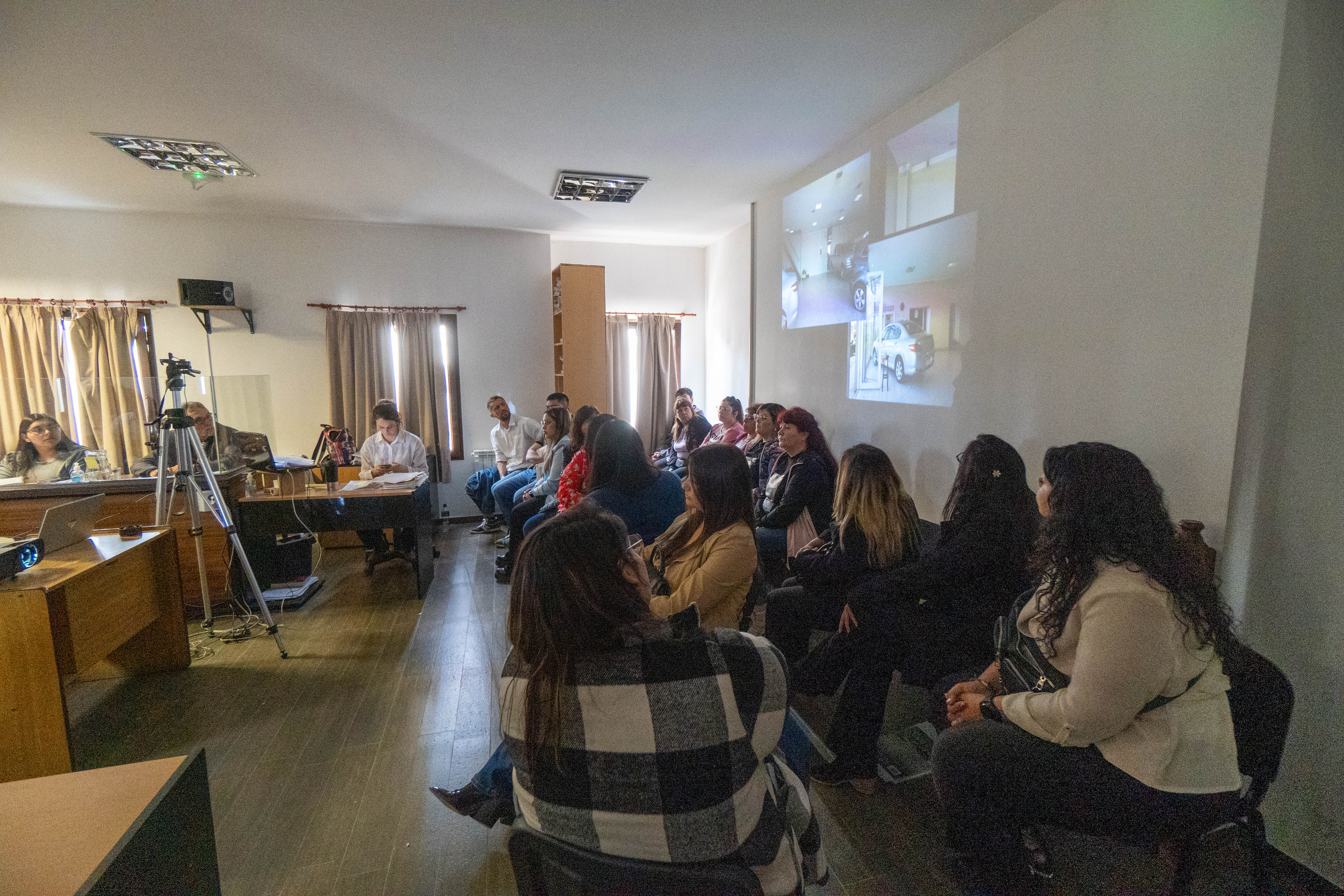  Algunos presentes aprovecharon a ver la presentación de Ismach mientras que otros prefirieron verla a ella. FOTO: LEANDRO FRANCO/ LA OPINIÓN AUSTRAL