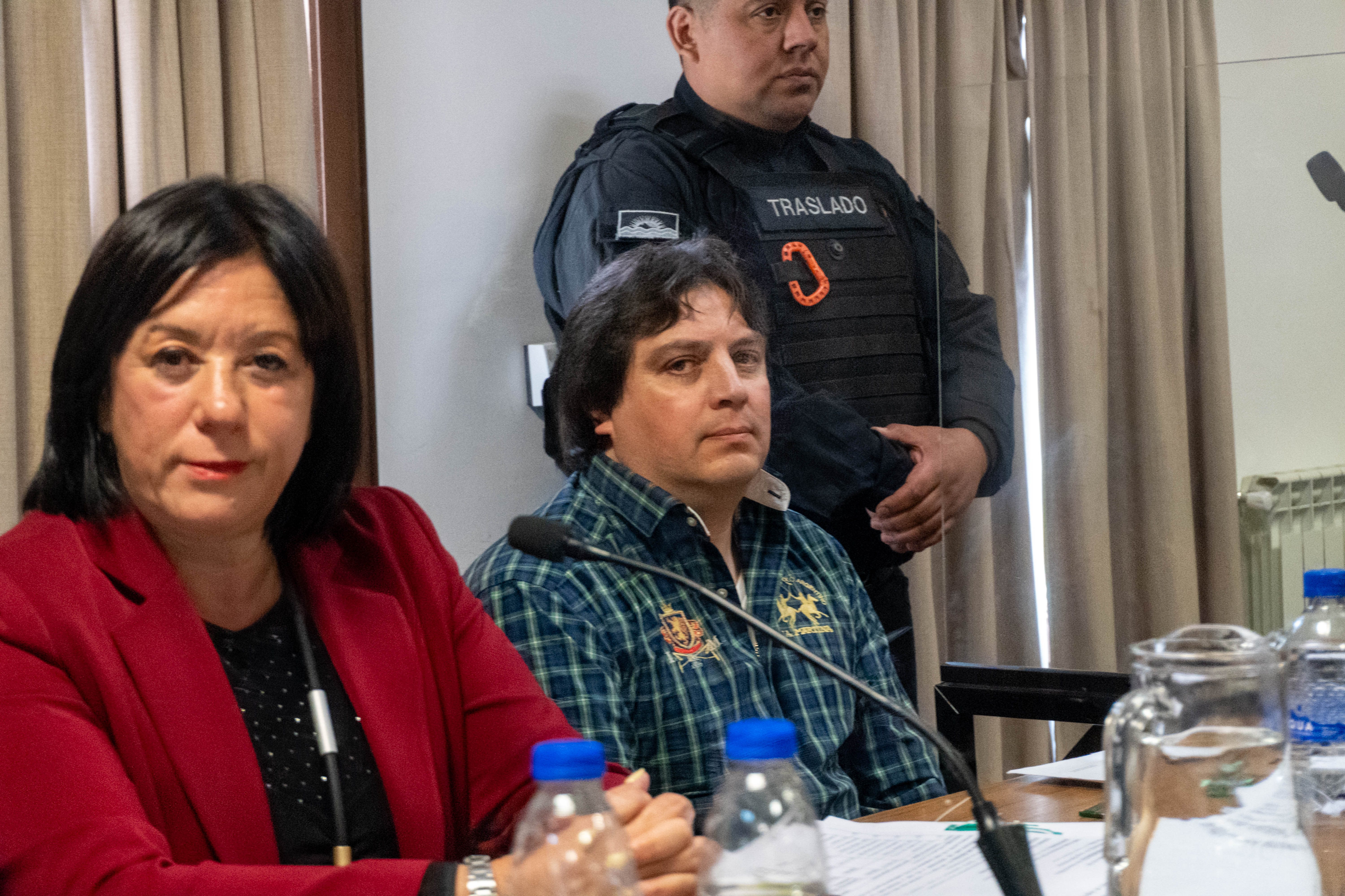  Mariana Barbitta, defensora y Roberto Neil, acusado, mirando a la cámara de La Opinión Austral. FOTO: LEANDRO FRANCO/ LA OPINIÓN AUSTRAL