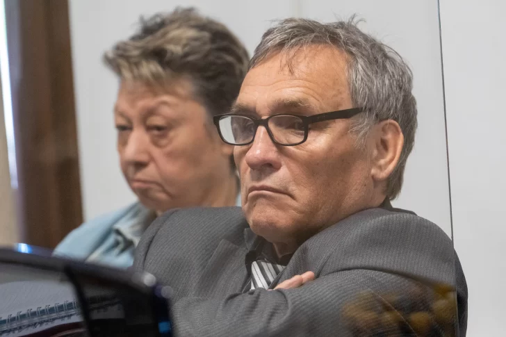  Jorge Trevotich durante el debate. Detrás de él, Rosa Zúñiga, madre de la víctima fatal. FOTO: LEANDRO FRANCO/ LA OPINIÓN AUSTRAL