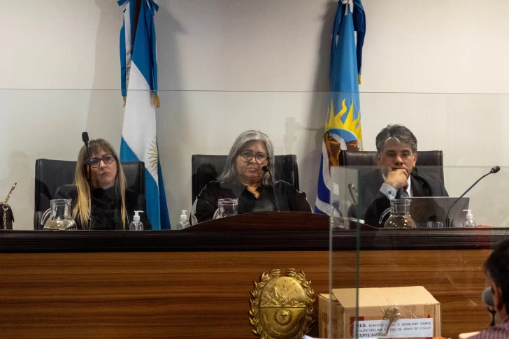  Yamila Borquez, María Alejandra Vila y Jorge Yance, jueces técnicos del debate. FOTO: LEANDRO FRANCO/ LA OPINIÓN AUSTRAL
