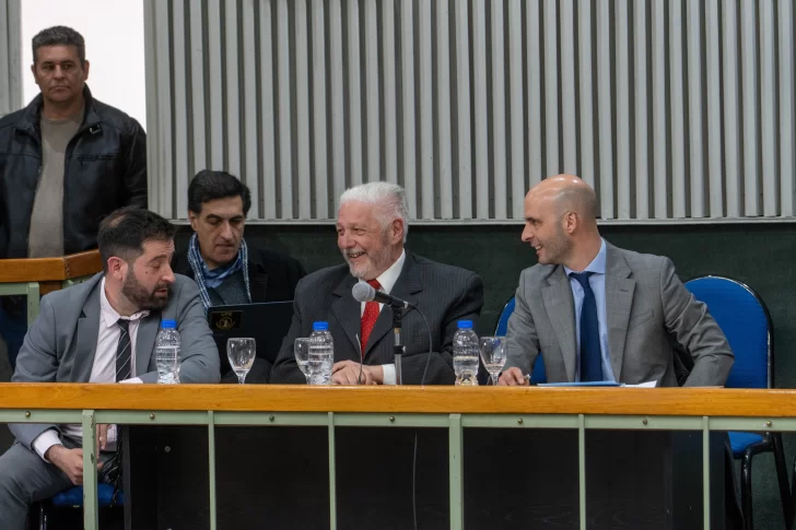 Sergio Macagno, el denunciante, detrás de Fernando Basanta, Alejandro Ruggero y Gonzalo Chute, quienes fueron a ejercer su derecho a la defensa en la audiencia pública de la Sala Juzgadora. FOTOS: LEANDRO FRANCO/ LA OPINIÓN AUSTRAL