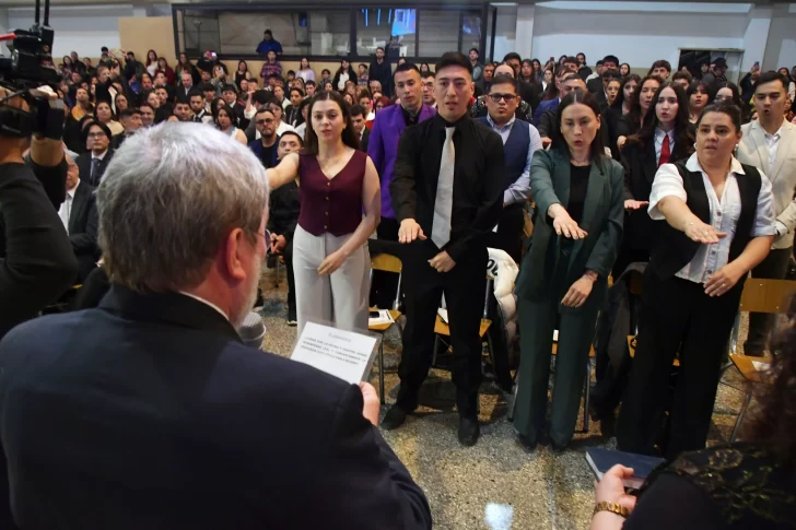  Los profesionales que juraron por la Patria. Foto: José Silva/La Opinión Austral