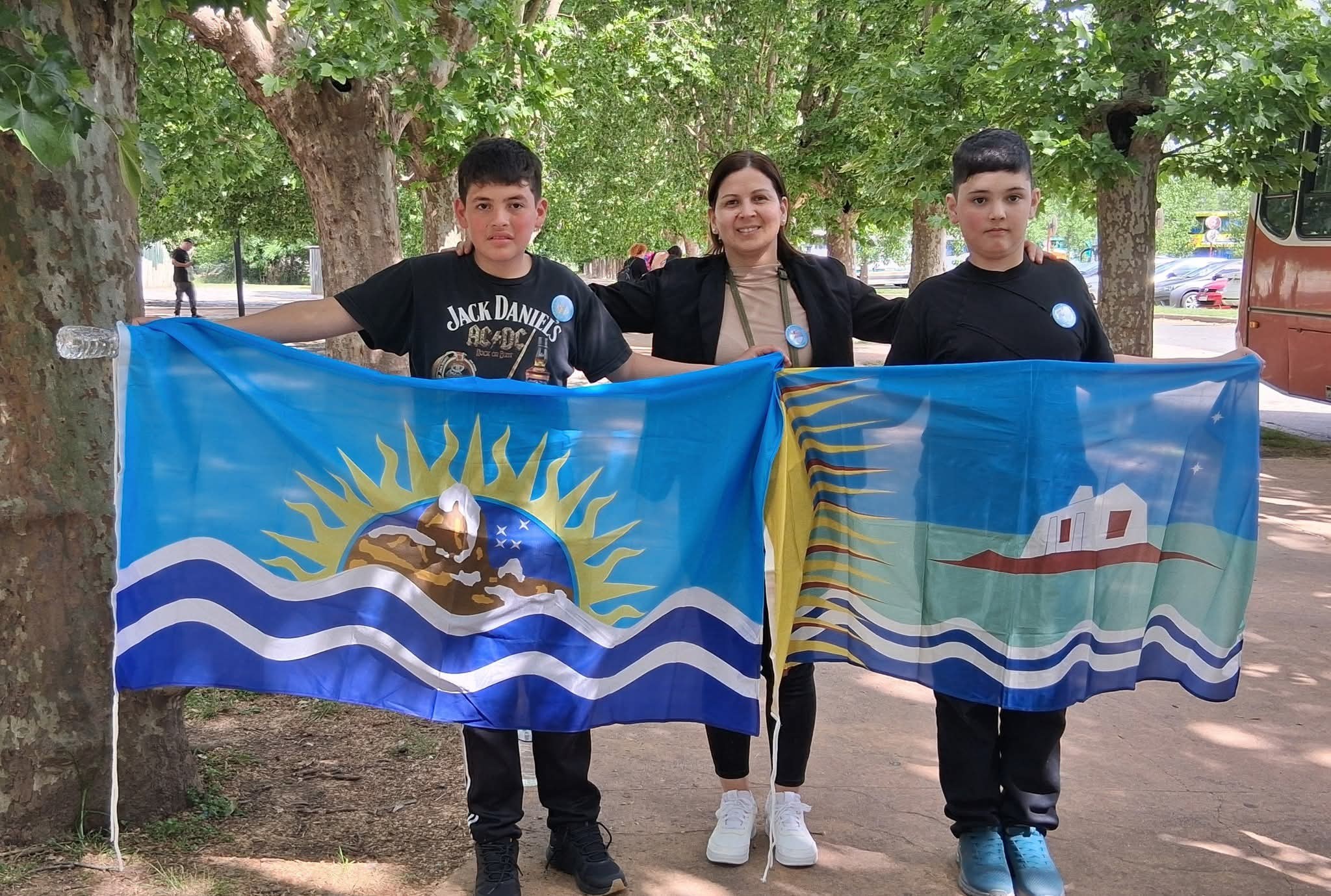  Mateo Vega y Luciano Sánchez junto a la docente Gabriela Gauna.