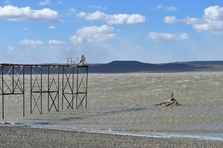  Los restos caídos del muelle ya en el agua. Foto: Juan Palacios/La Opinión Austral