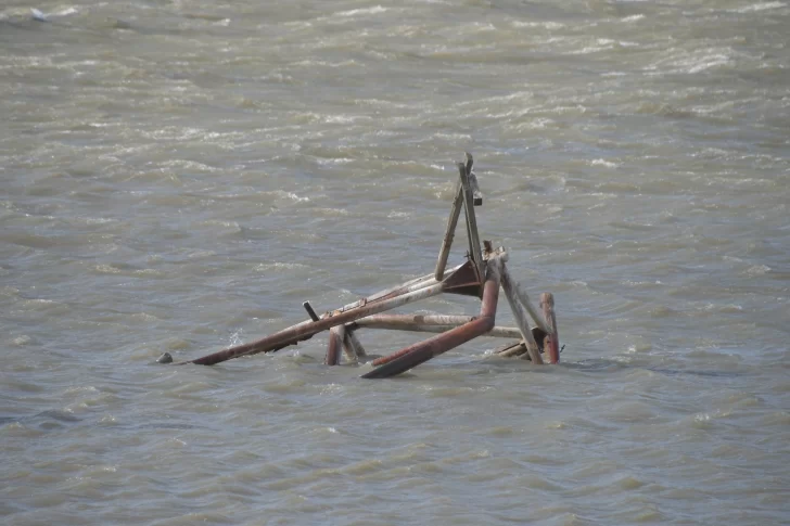  Piezas de la estructura llevadas por la corriente. Foto: Juan Palacios/La Opinión Austral