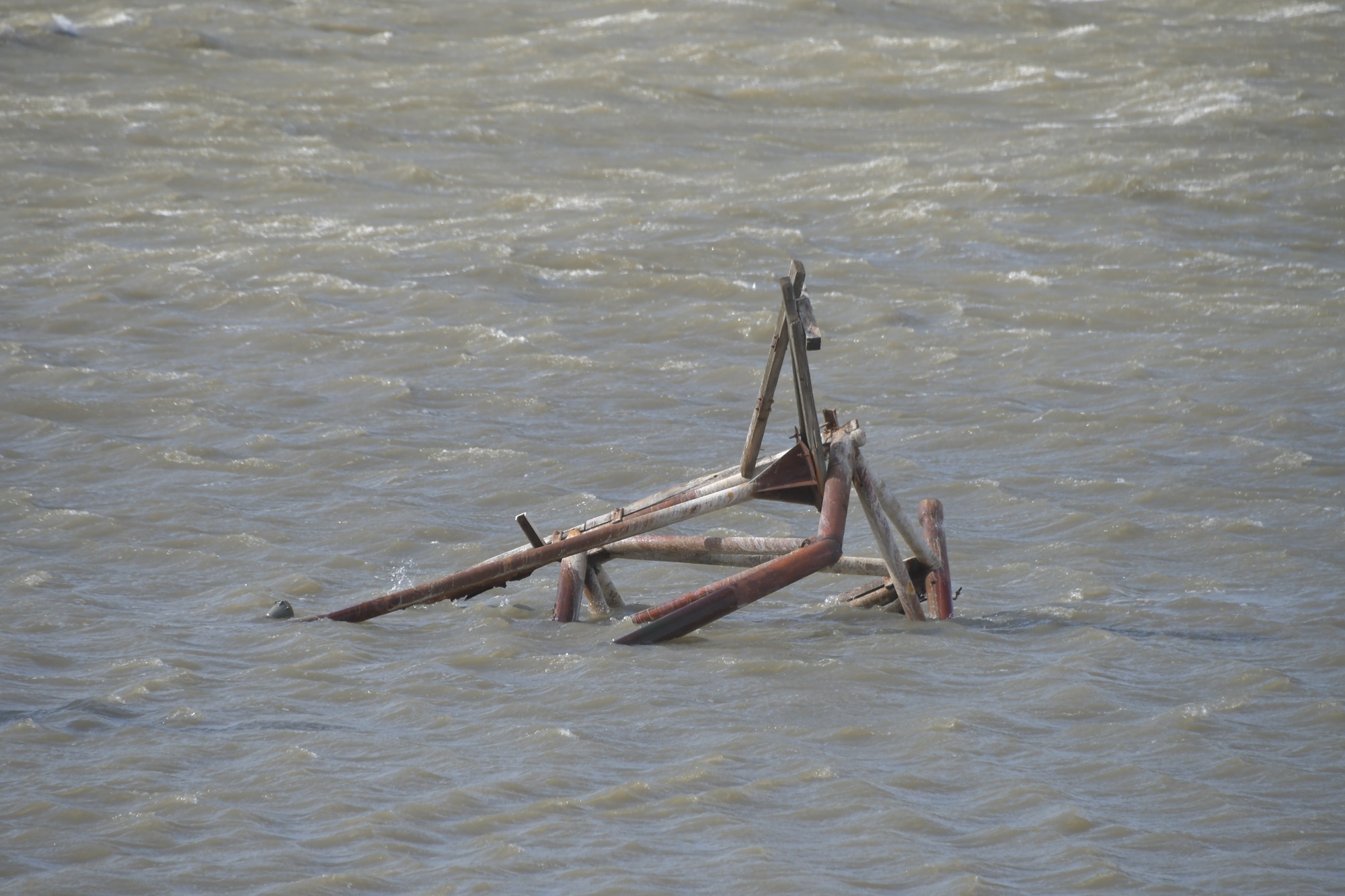  Piezas de la estructura llevadas por la corriente. Foto: Juan Palacios/La Opinión Austral