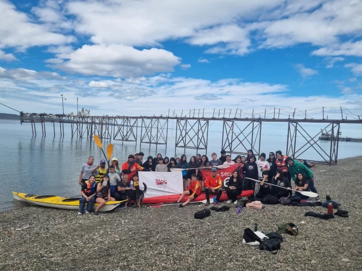  El viernes pasado, la Asociación I Yenu Jono compartió una jornada de kayak con el Colegio Secundario N° 26. Detrás, el muelle aún completo.
