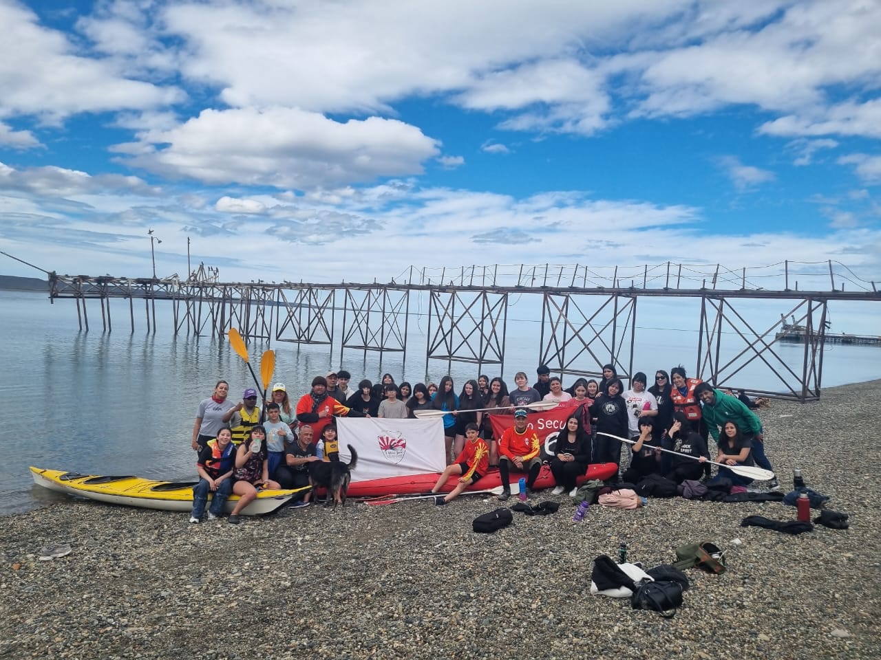  El viernes pasado, la Asociación I Yenu Jono compartió una jornada de kayak con el Colegio Secundario N° 26. Detrás, el muelle aún completo.