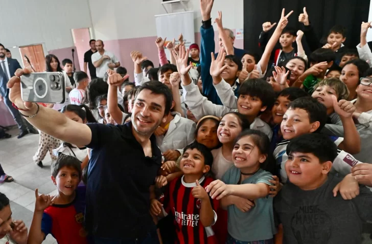 &#8220;Nacho&#8221; Torres entregó casi 200 tablets a estudiantes y anunció la licitación para ampliar el Plan de Conectividad 