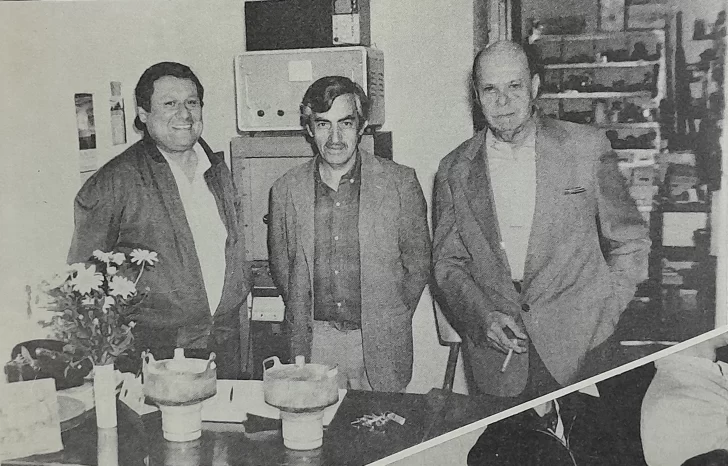  Nicolás Coppa, Rubén Hernández y el ing. Aldo Marconi, los técnicos responsables de la puesta en el aire de Radio LU12, desde la Planta Transmisora.