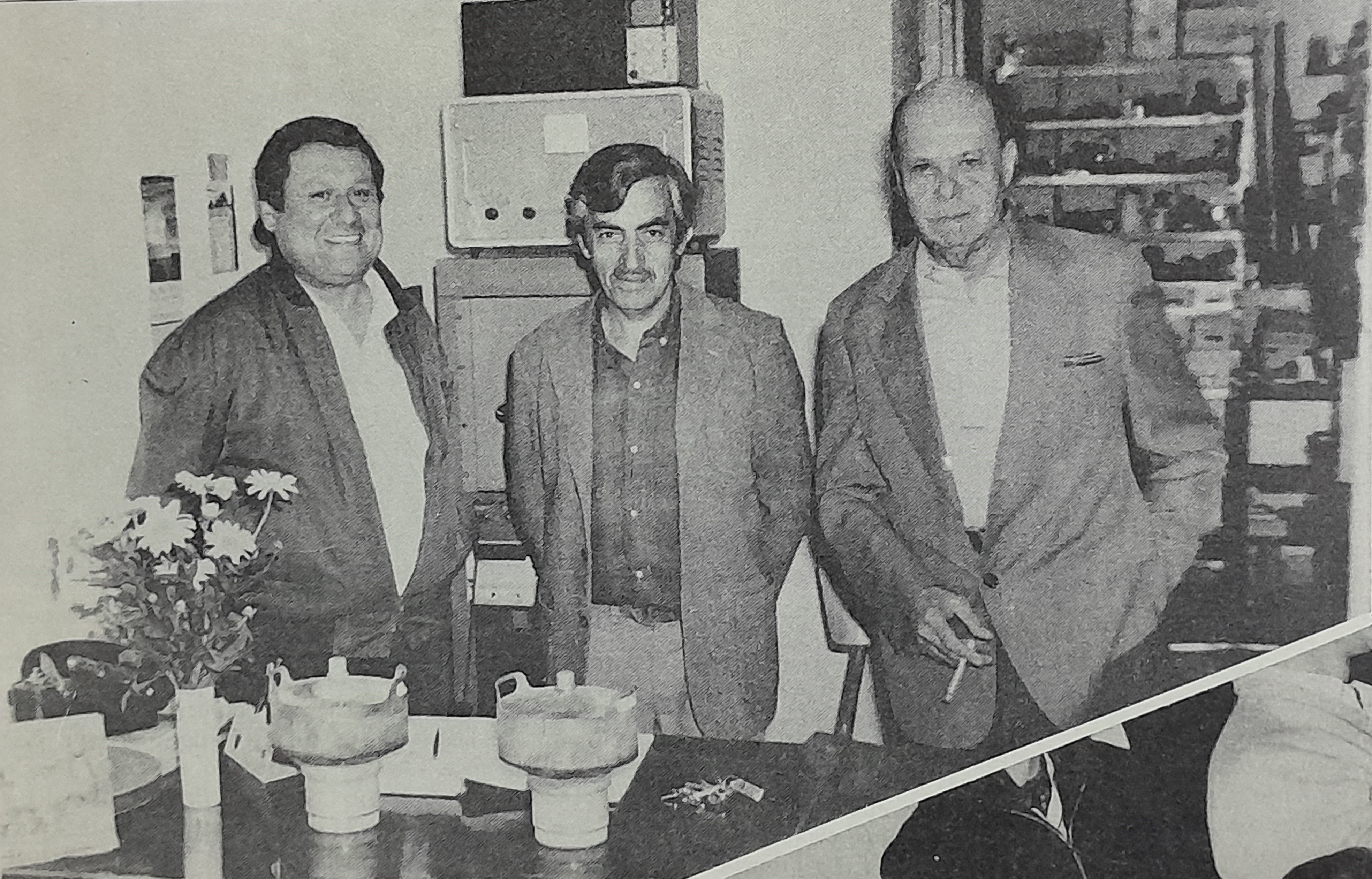  Nicolás Coppa, Rubén Hernández y el ing. Aldo Marconi, los técnicos responsables de la puesta en el aire de Radio LU12, desde la Planta Transmisora.