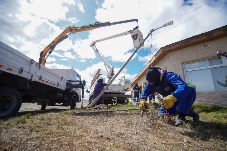  No hubo corte de energía en la zona, pero los trabajos fueron de alto peligro. FOTOS: LEANDRO FRANCO/ LA OPINIÓN AUSTRAL