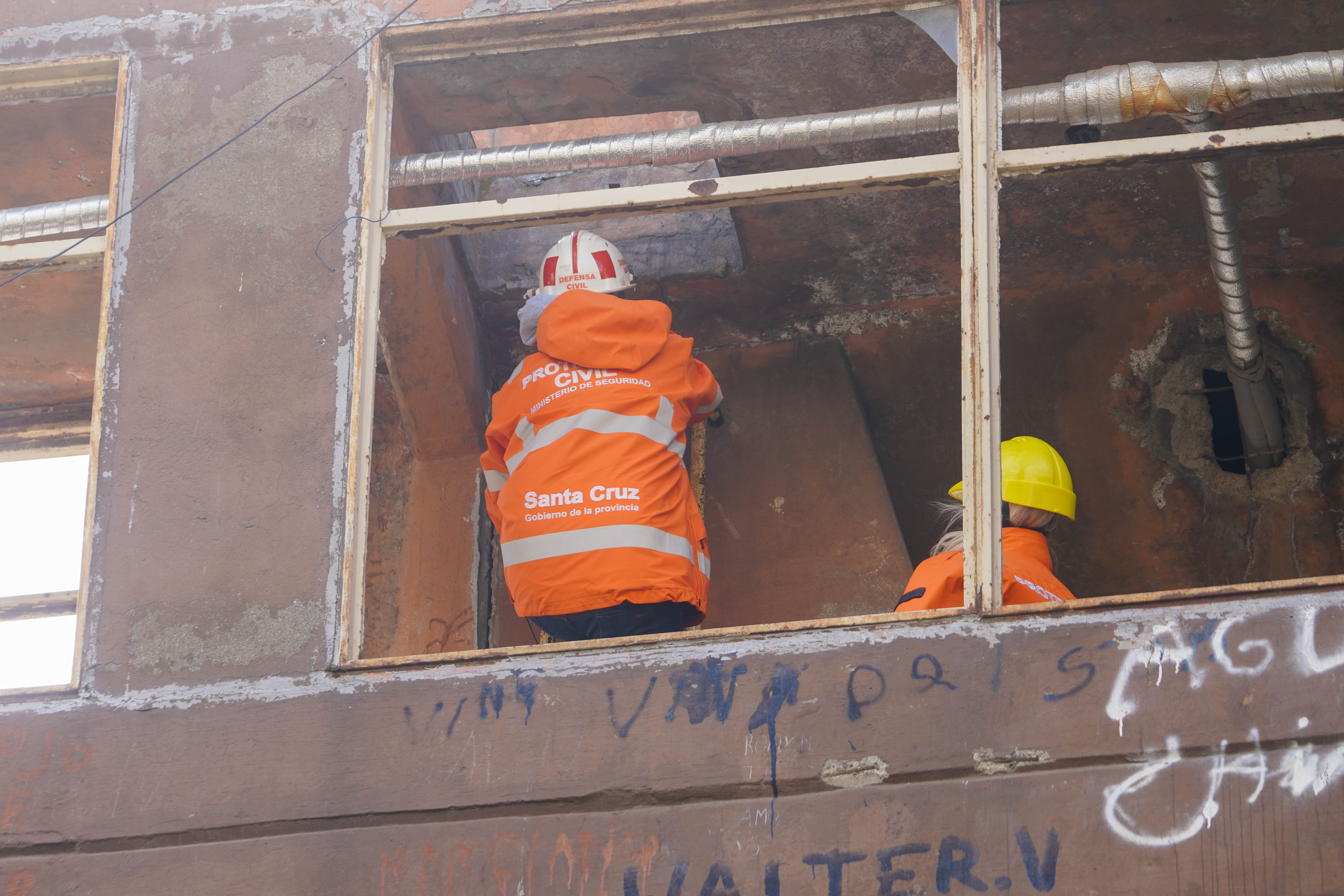  En los 400 Departamentos los techos debieron ser reforzados por Protección Civil y Bomberos.  FOTOS: LEANDRO FRANCO/ LA OPINIÓN AUSTRAL