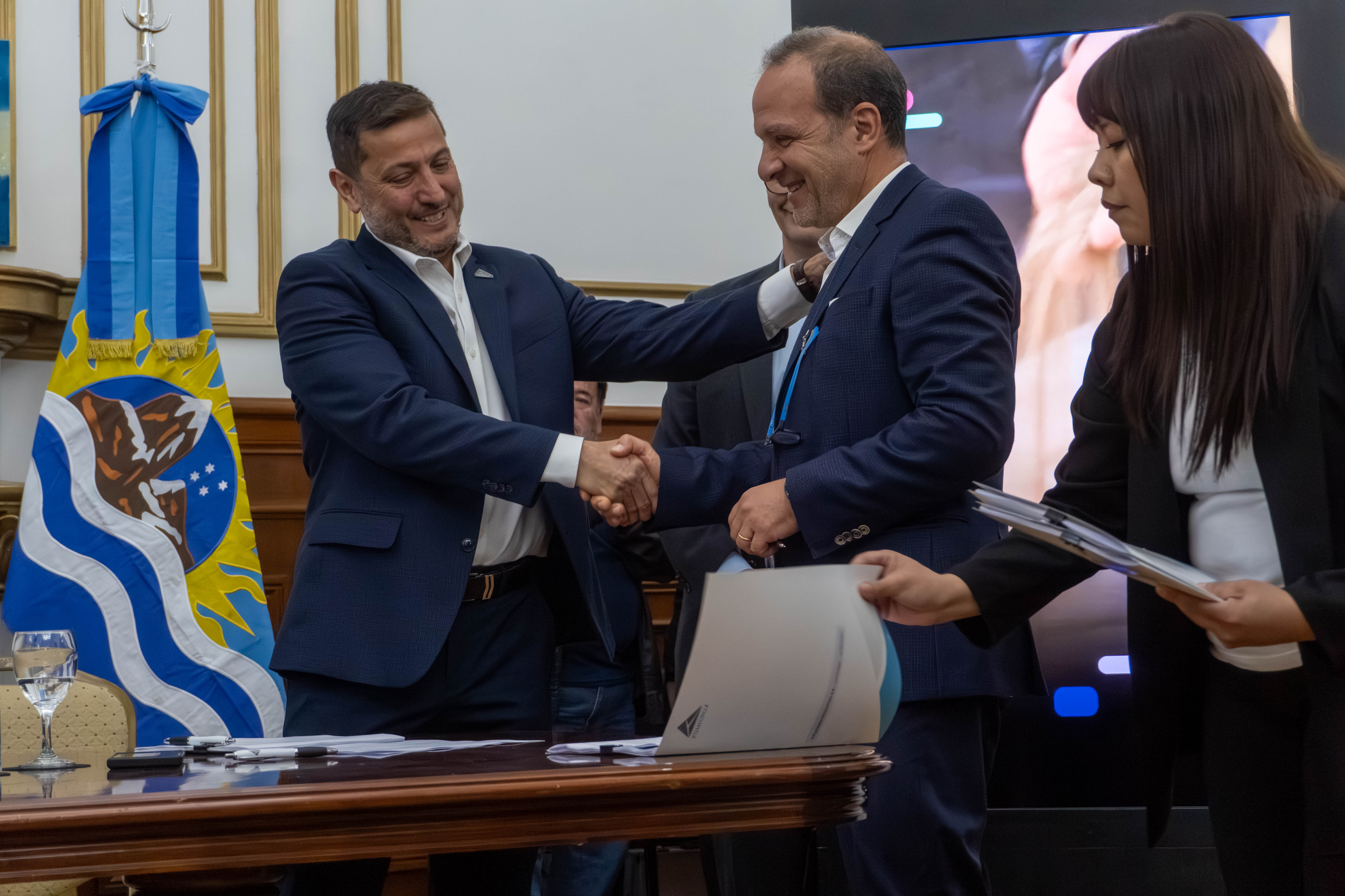  Oscar Vera, presidente de FOMICRUZ, estrecha la mano a Gustavo Salerno, presidente de Patagonia Resources, tras la firma del contrato de cesión. FOTOS: LEANDRO FRANCO/ LA OPINIÓN AUSTRAL